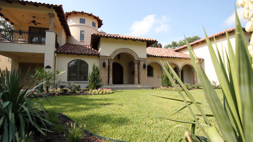 Zweistöckiges Mediterranes Haus mit Putzfassade und beiger Fassadenfarbe in Dallas