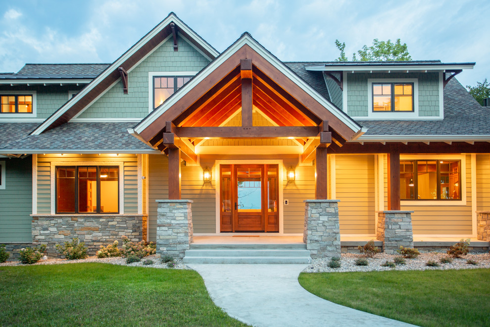 Cette photo montre une grande façade de maison verte craftsman en panneau de béton fibré à deux étages et plus avec un toit mixte.