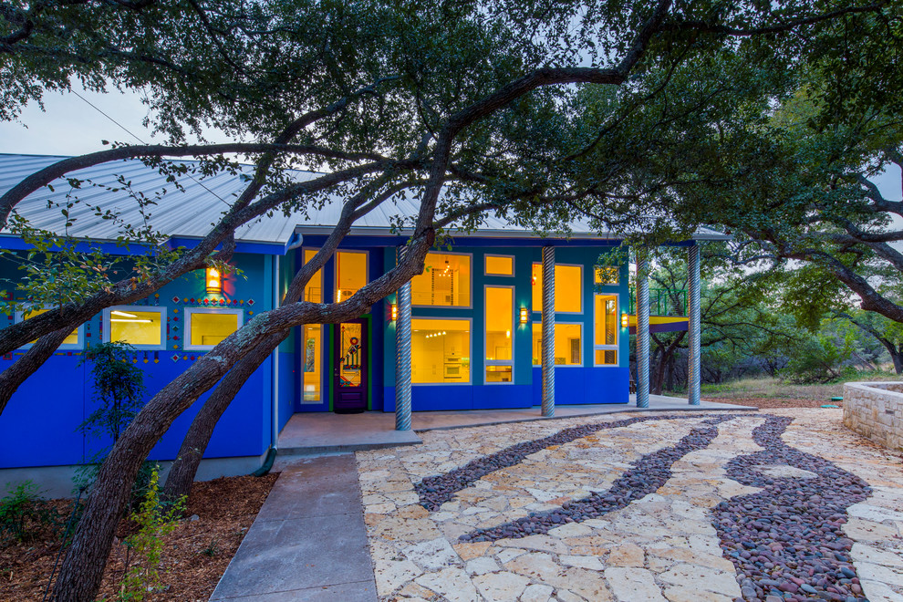 Idées déco pour une façade de maison bleue éclectique de taille moyenne et à un étage avec un toit en métal.