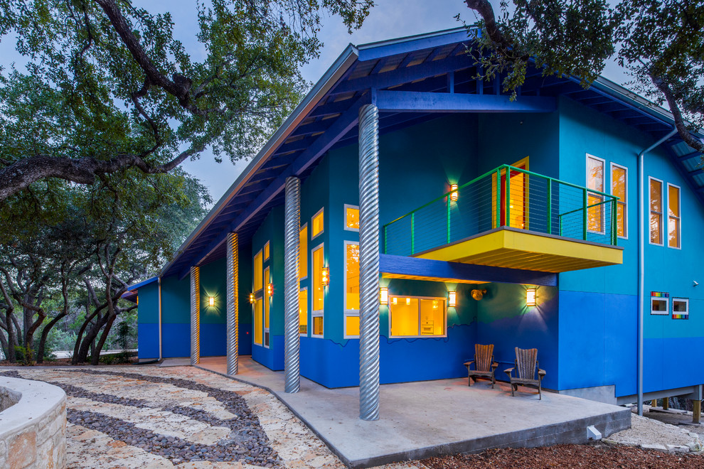 Idée de décoration pour une façade de maison bleue bohème de taille moyenne et à un étage.