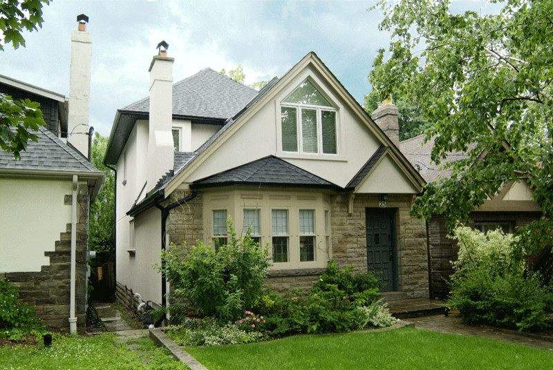 Exemple d'une façade de maison éclectique.