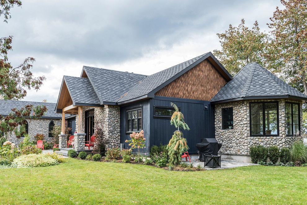 Стильный дизайн: одноэтажный, синий частный загородный дом среднего размера в морском стиле с облицовкой из камня и черепичной крышей - последний тренд