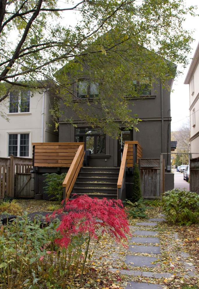 Mittelgroßes, Zweistöckiges Modernes Haus mit Putzfassade, grauer Fassadenfarbe und Satteldach in Toronto