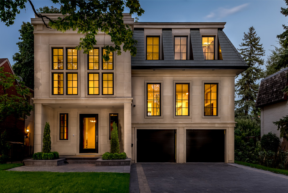 Zweistöckiges Klassisches Haus mit beiger Fassadenfarbe und Walmdach in Toronto