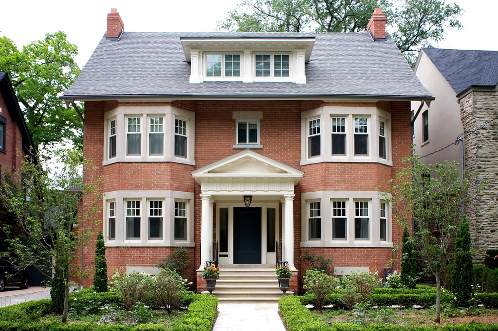 Пример оригинального дизайна: большой, трехэтажный, кирпичный, красный частный загородный дом в классическом стиле с двускатной крышей и крышей из гибкой черепицы