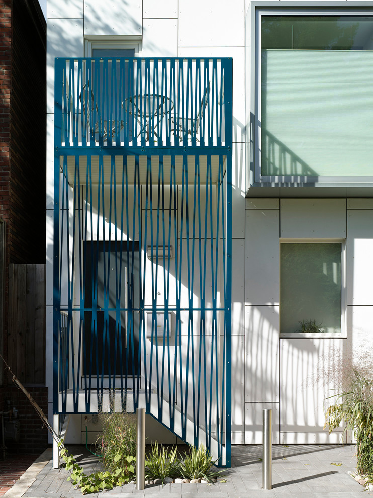 Kleines, Zweistöckiges Modernes Haus mit Faserzement-Fassade und weißer Fassadenfarbe in Toronto