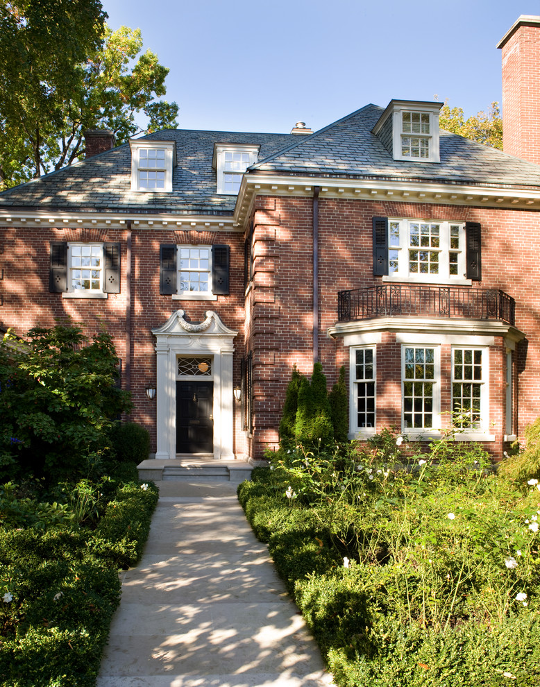 Пример оригинального дизайна: кирпичный, большой, двухэтажный, красный дом в классическом стиле