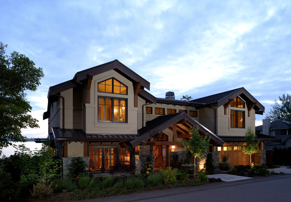 Идея дизайна: коричневый, большой, двухэтажный частный загородный дом в стиле кантри с комбинированной облицовкой и двускатной крышей