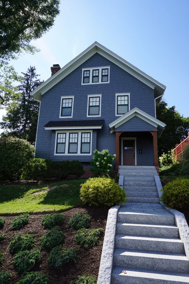 Großes, Dreistöckiges Country Einfamilienhaus mit Faserzement-Fassade, blauer Fassadenfarbe, Satteldach und Schindeldach in Boston