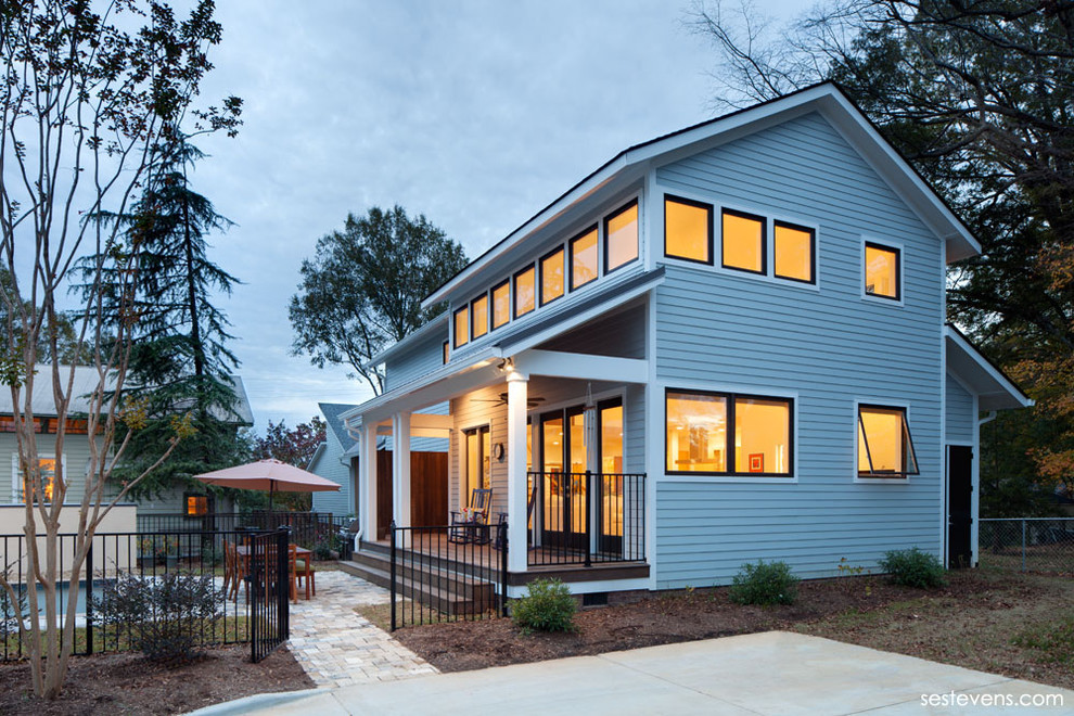 Esempio della facciata di una casa blu contemporanea a due piani con rivestimenti misti e tetto a capanna