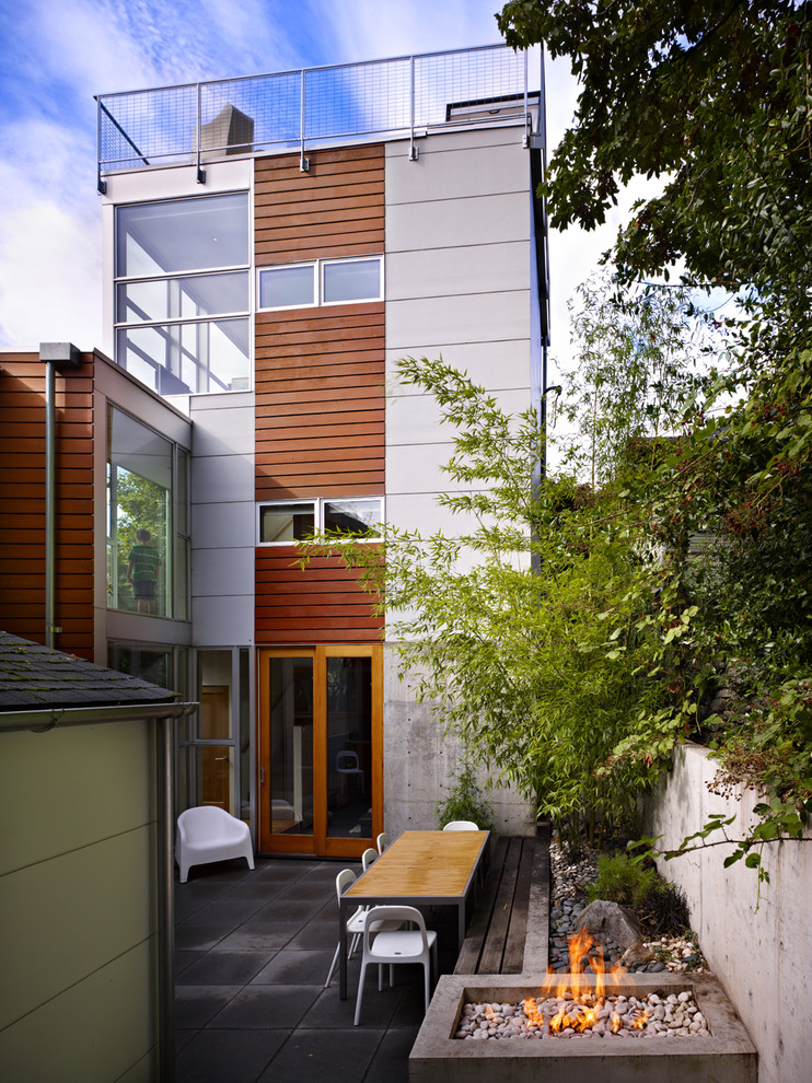 Ispirazione per la facciata di una casa moderna con rivestimento in cemento