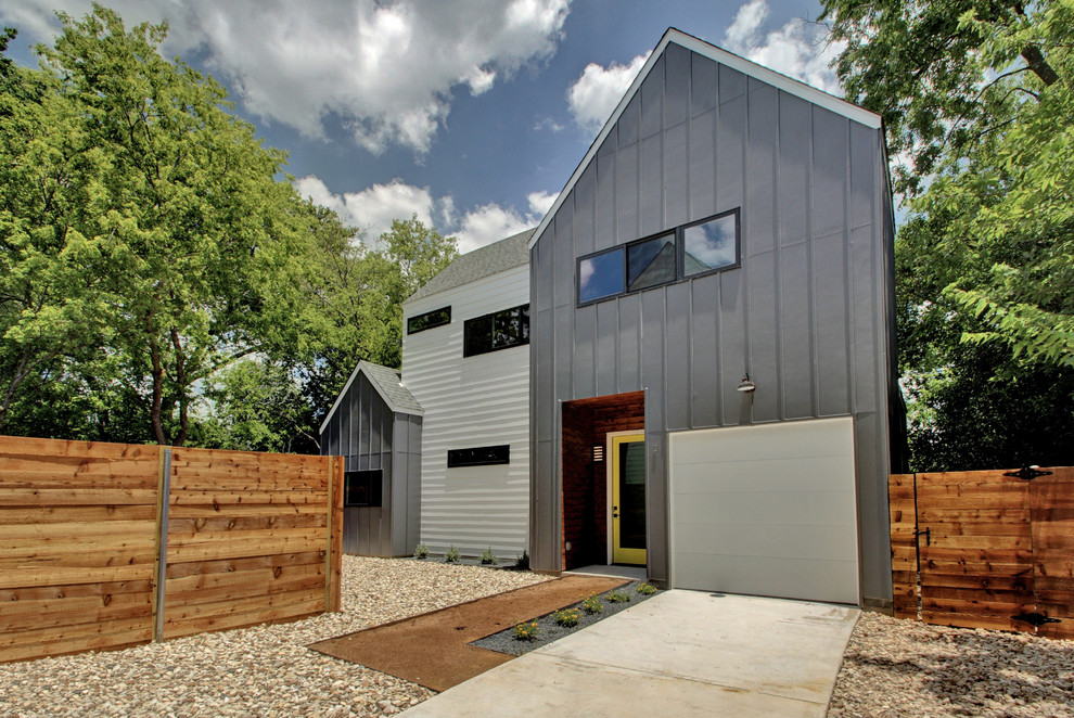 Diseño de fachada de casa multicolor actual de tamaño medio de dos plantas con revestimientos combinados, tejado a dos aguas y tejado de teja de madera