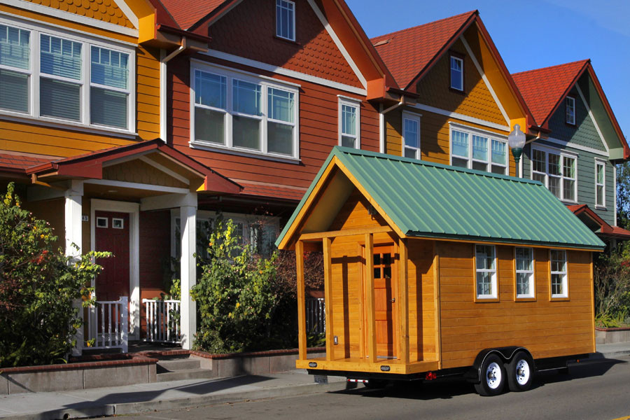 Inspiration pour une petite façade de maison marron traditionnelle en bois à un étage avec un toit à deux pans.