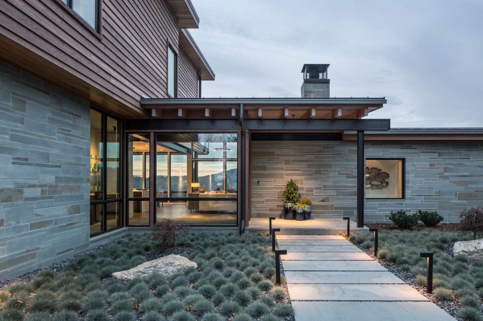 Идея дизайна: двухэтажный, деревянный, серый частный загородный дом среднего размера в стиле модернизм с односкатной крышей и металлической крышей