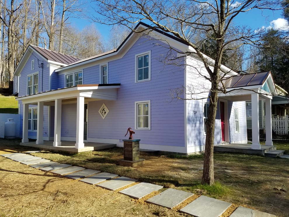 Пример оригинального дизайна: большой, двухэтажный, деревянный, фиолетовый частный загородный дом в классическом стиле с двускатной крышей и металлической крышей