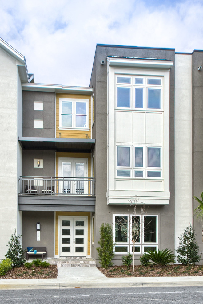 Großes, Dreistöckiges Modernes Reihenhaus mit Mix-Fassade, brauner Fassadenfarbe, Satteldach und Schindeldach in Sonstige