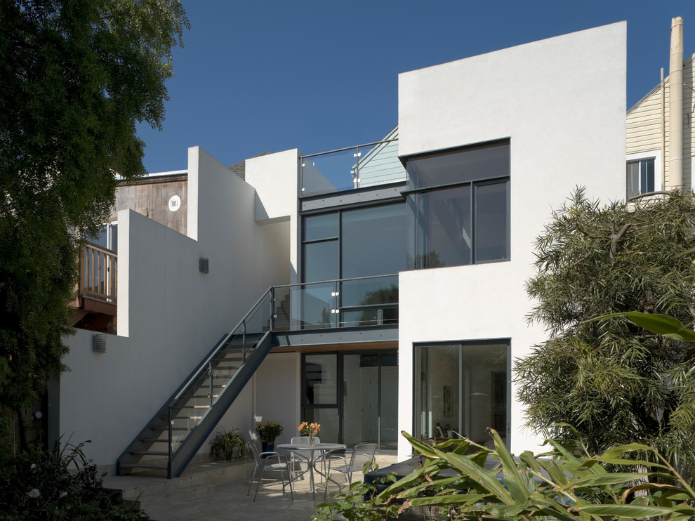 Imagen de fachada de casa pareada blanca contemporánea de dos plantas con escaleras