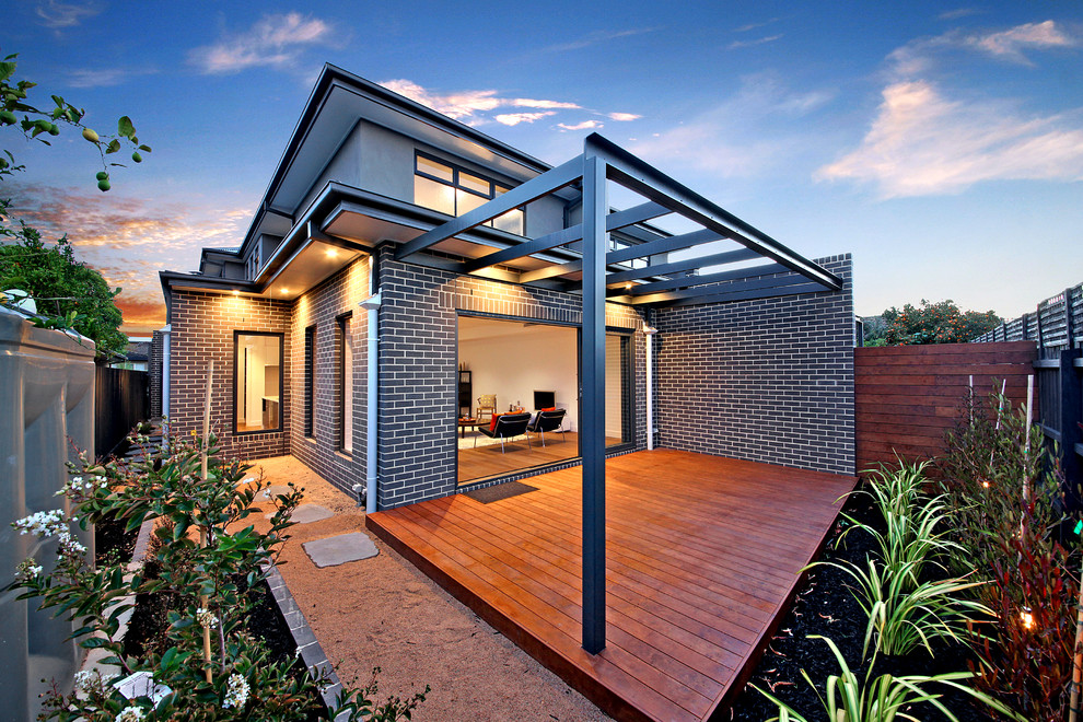 Mittelgroßes, Zweistöckiges Modernes Haus mit Backsteinfassade und grauer Fassadenfarbe in Melbourne