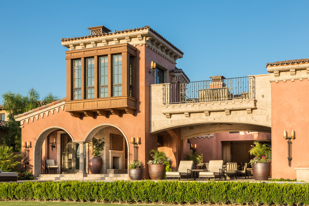 Свежая идея для дизайна: двухэтажный дом в средиземноморском стиле с облицовкой из цементной штукатурки - отличное фото интерьера