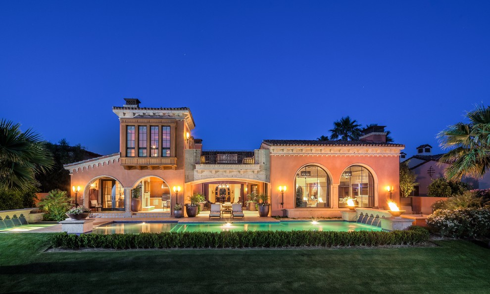 Zweistöckiges Mediterranes Haus mit Putzfassade und pinker Fassadenfarbe in Orange County