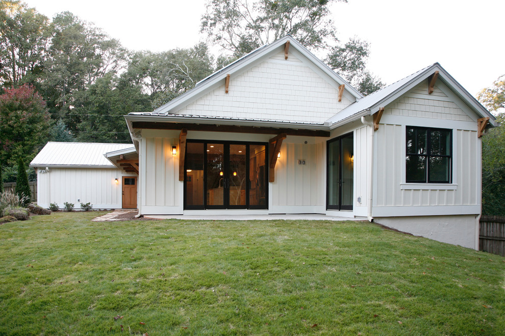 Idée de décoration pour une façade de maison beige craftsman en béton de taille moyenne et de plain-pied avec un toit à deux pans.