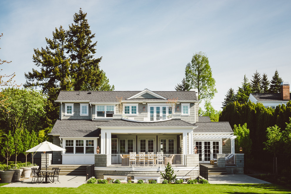 Zweistöckiges Klassisches Haus mit grauer Fassadenfarbe in Seattle