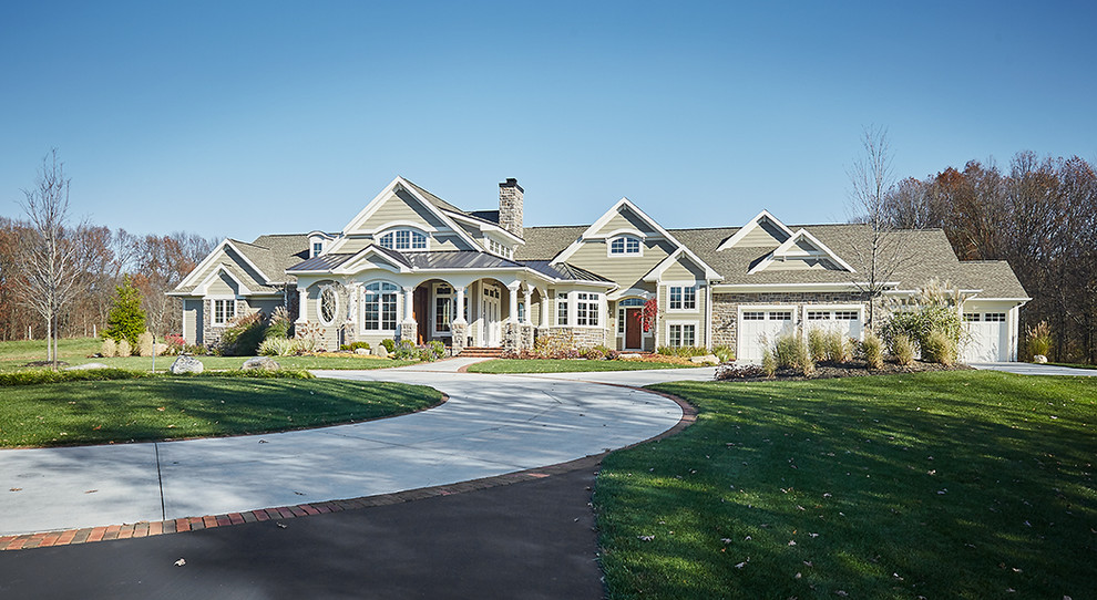Klassisches Einfamilienhaus mit beiger Fassadenfarbe, Walmdach, Schindeldach und braunem Dach in Grand Rapids