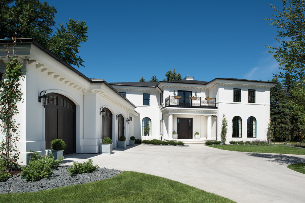 Ispirazione per la villa bianca classica a due piani con rivestimento in pietra, tetto a padiglione e copertura a scandole