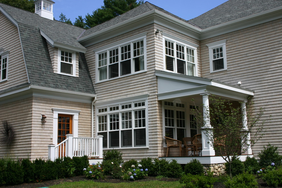 Idee per la facciata di una casa beige classica a due piani con rivestimento in legno