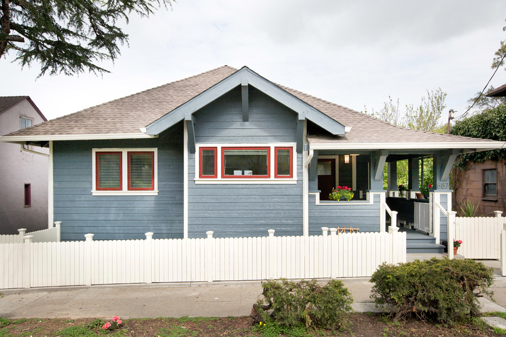 Idee per la facciata di una casa piccola blu classica a un piano con rivestimento in legno