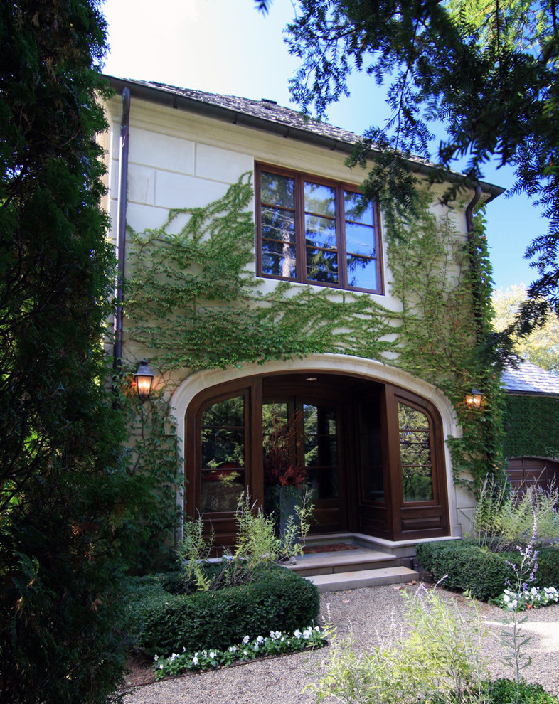 Cette image montre une façade de maison traditionnelle à un étage.