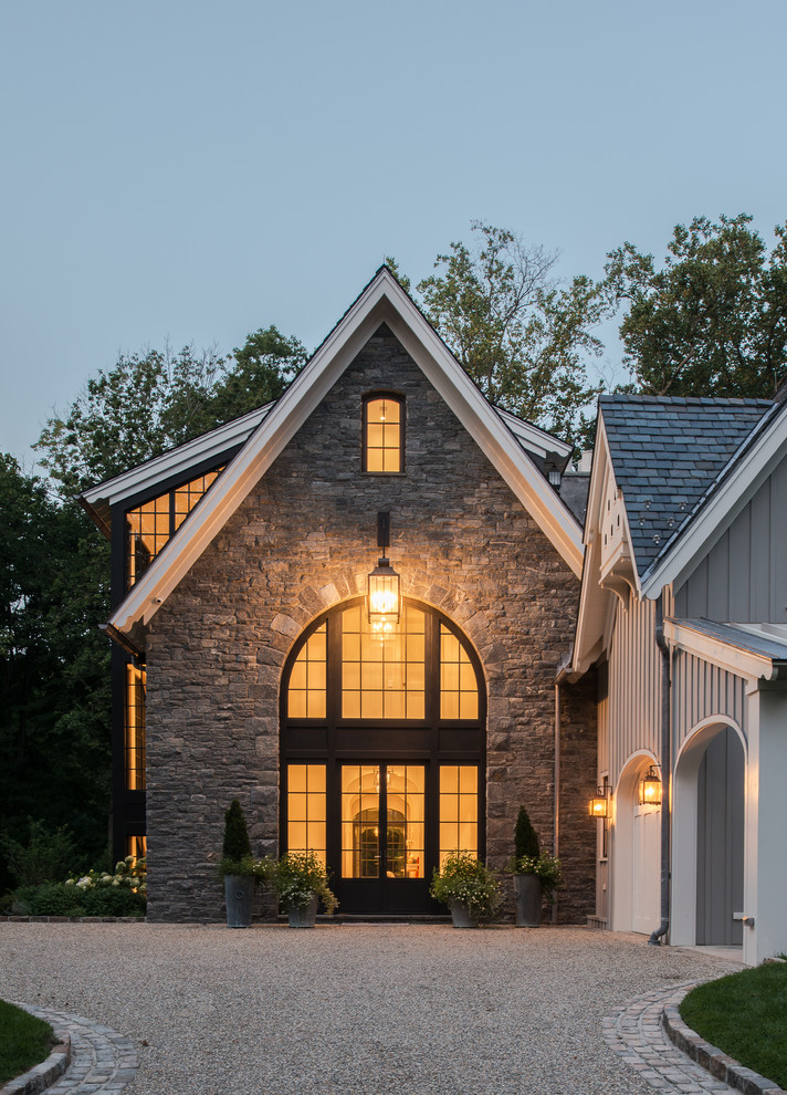 Идея дизайна: серый дом в классическом стиле с облицовкой из камня