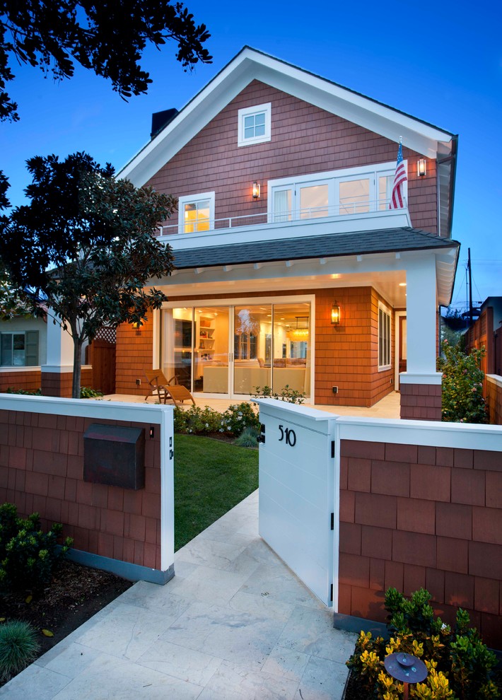 サンディエゴにあるトラディショナルスタイルのおしゃれな茶色い家の写真
