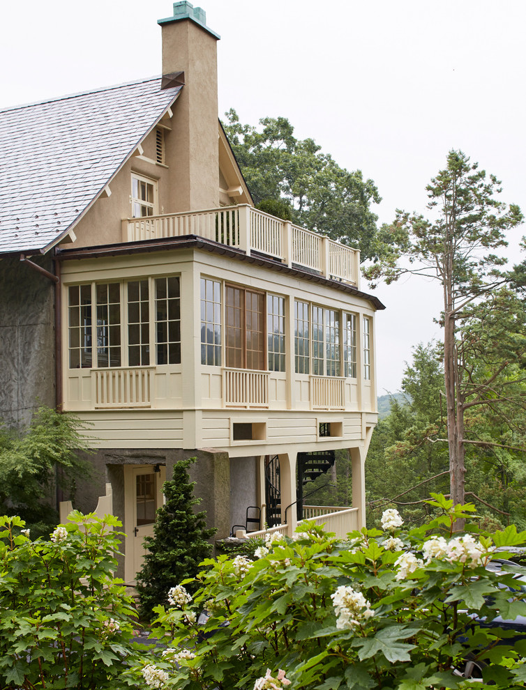 Immagine della facciata di una casa classica a tre piani con tetto a capanna