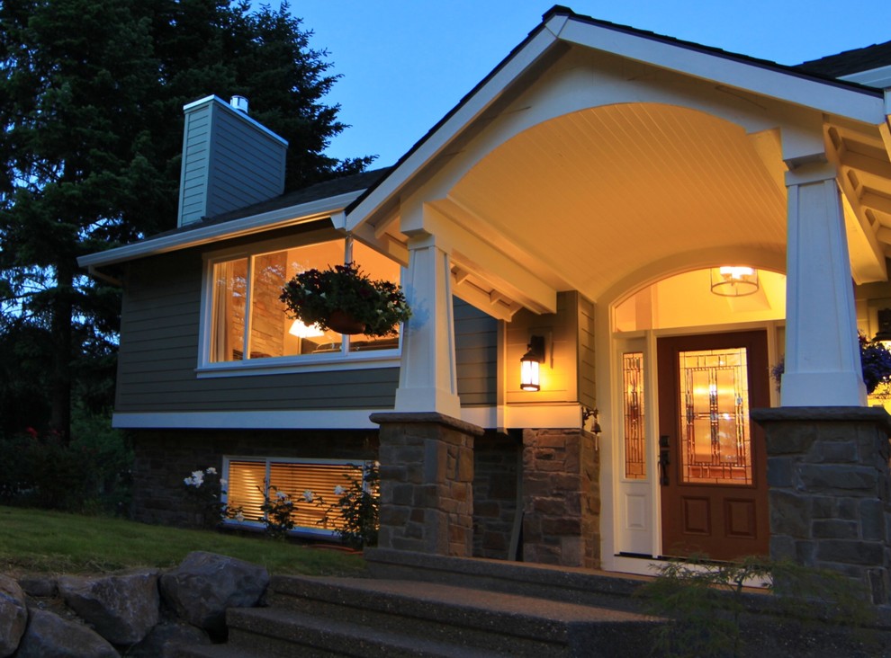 Imagen de fachada de casa verde tradicional grande a niveles con revestimientos combinados, tejado a dos aguas y tejado de teja de madera