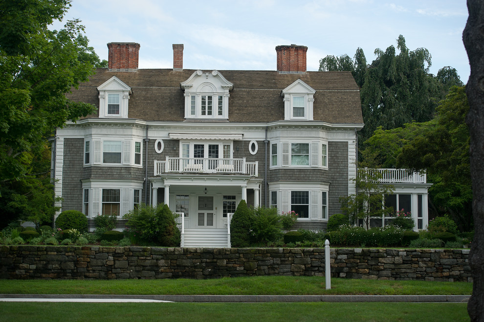 Immagine della facciata di una casa grande classica