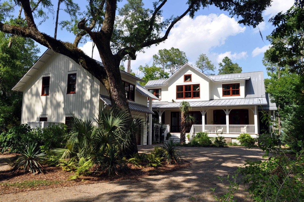 This is an example of a classic two floor house exterior in Charleston with wood cladding.
