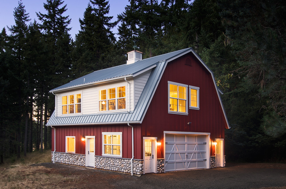 Ispirazione per la facciata di una casa country con rivestimento in legno e tetto a mansarda
