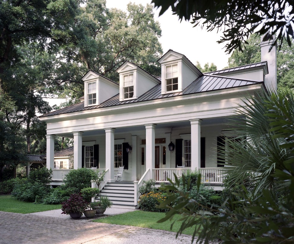 Example of a classic white exterior home design in Charleston