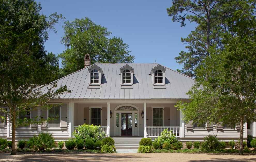 Ispirazione per la facciata di una casa beige classica a un piano con copertura in metallo o lamiera