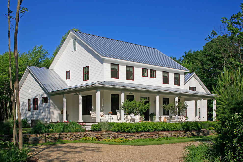 Foto della facciata di una casa bianca classica a due piani di medie dimensioni con rivestimento in legno