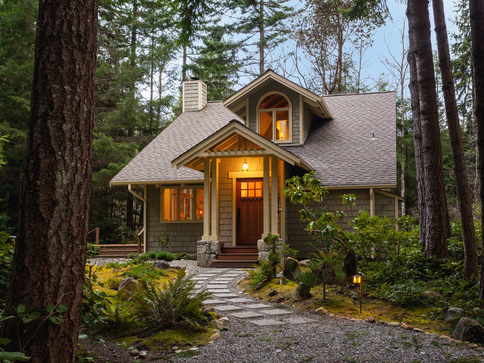 Источник вдохновения для домашнего уюта: маленький, двухэтажный, деревянный, коричневый дом в классическом стиле для на участке и в саду
