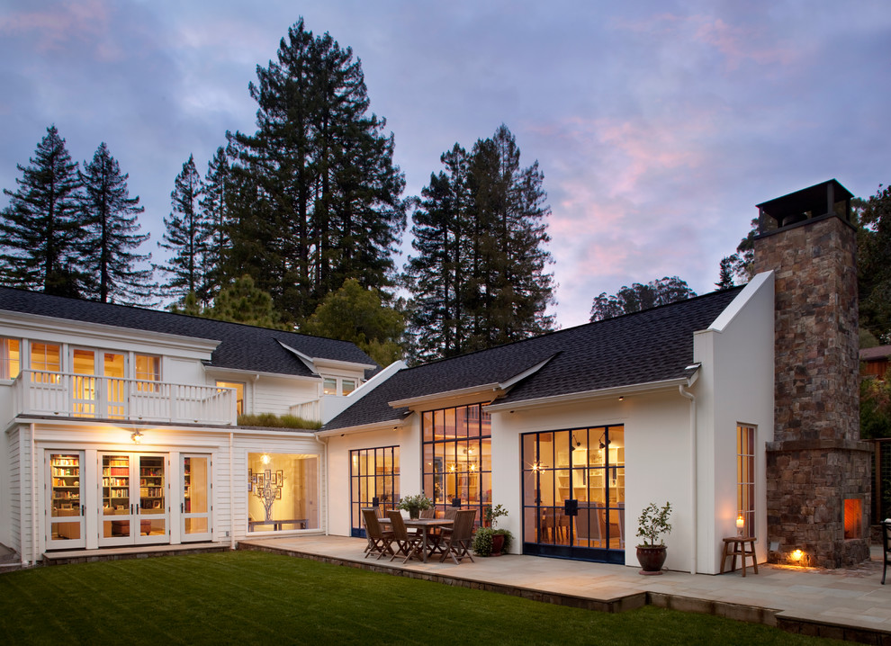Идея дизайна: двухэтажный, белый дом в классическом стиле с двускатной крышей