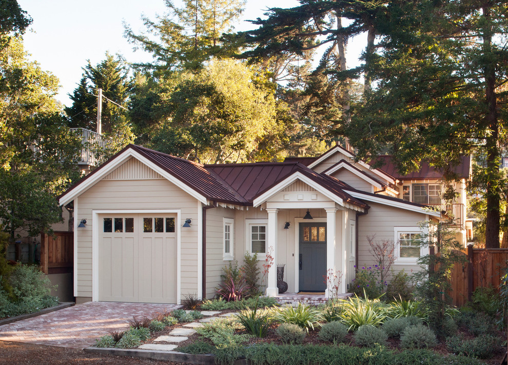 サンフランシスコにある小さなトラディショナルスタイルのおしゃれなベージュの家の写真