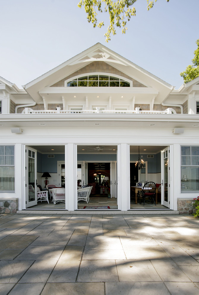 Immagine della villa ampia beige classica a due piani con rivestimento in legno