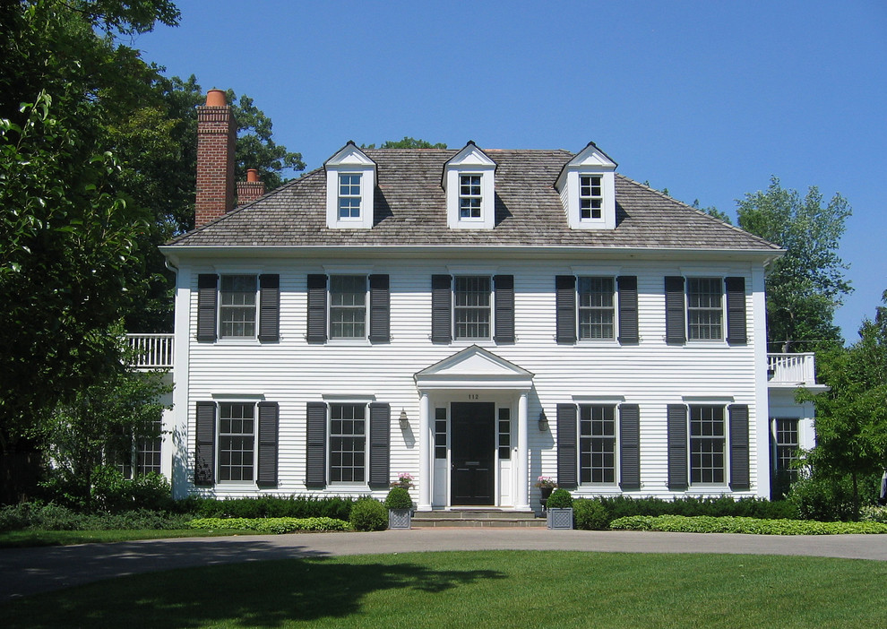 Aménagement d'une façade de maison blanche classique à deux étages et plus.