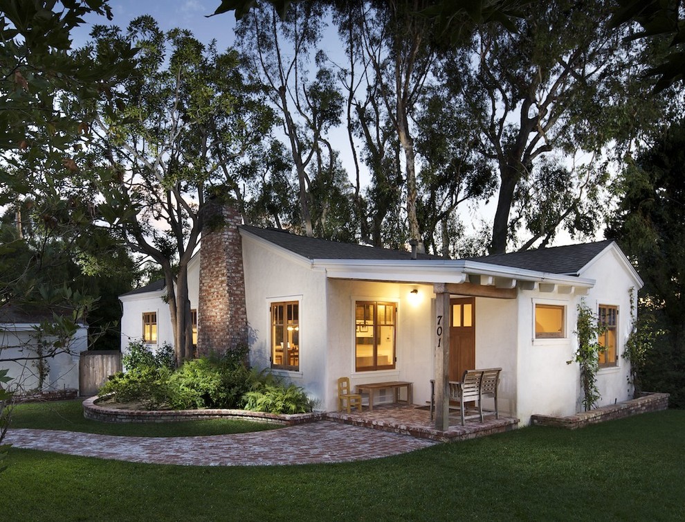 Идея дизайна: маленький, одноэтажный дом в классическом стиле для на участке и в саду