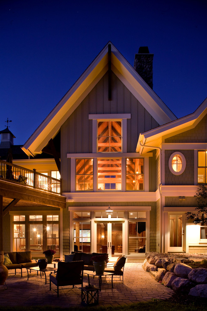Réalisation d'une façade de maison tradition en bois à un étage.