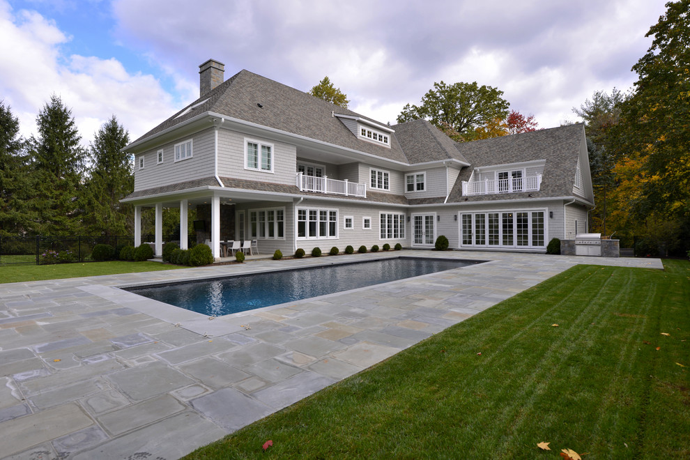 Стильный дизайн: большой, трехэтажный, серый дом в классическом стиле - последний тренд
