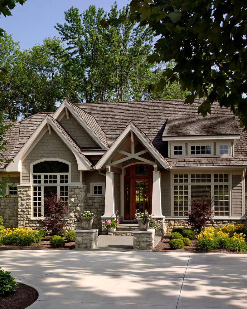 Großes, Einstöckiges Klassisches Einfamilienhaus mit Steinfassade, Satteldach, grauer Fassadenfarbe und Schindeldach in Cincinnati